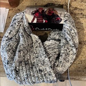 Cuddl Duds Black and White Knit Scarf